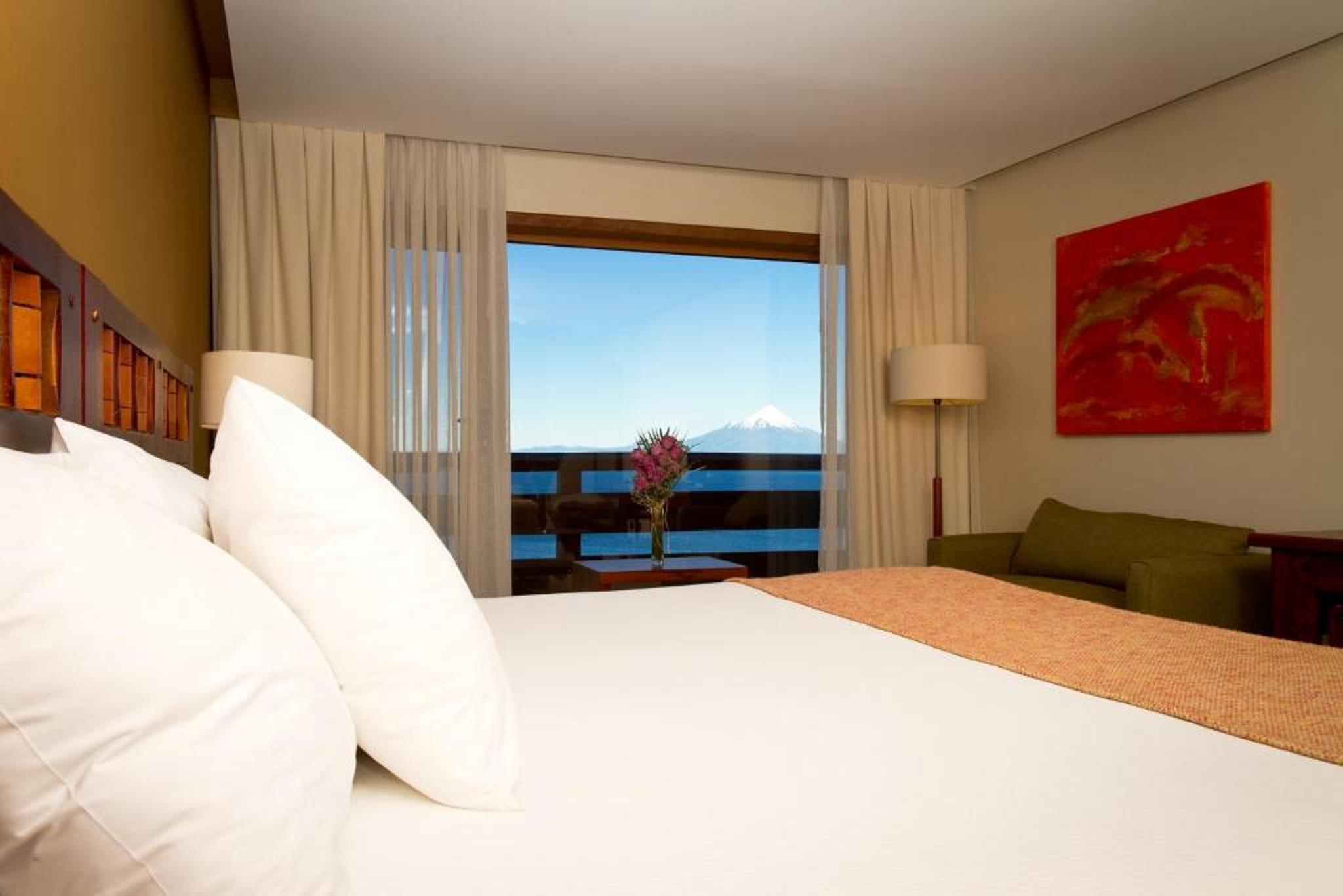 Wyndham Puerto Varas Pettra Exteriör bild A room at the hotel