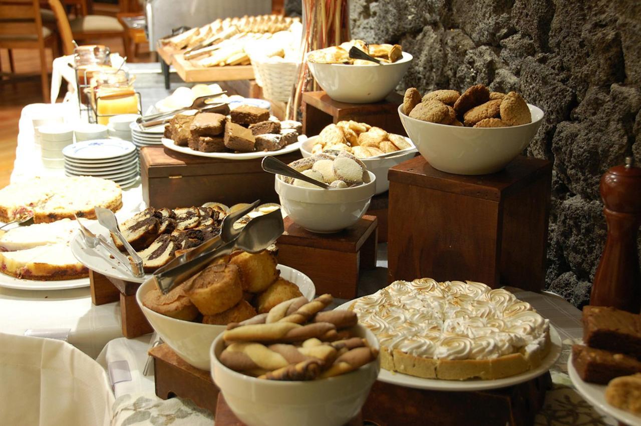 Wyndham Puerto Varas Pettra Exteriör bild A selection of desserts