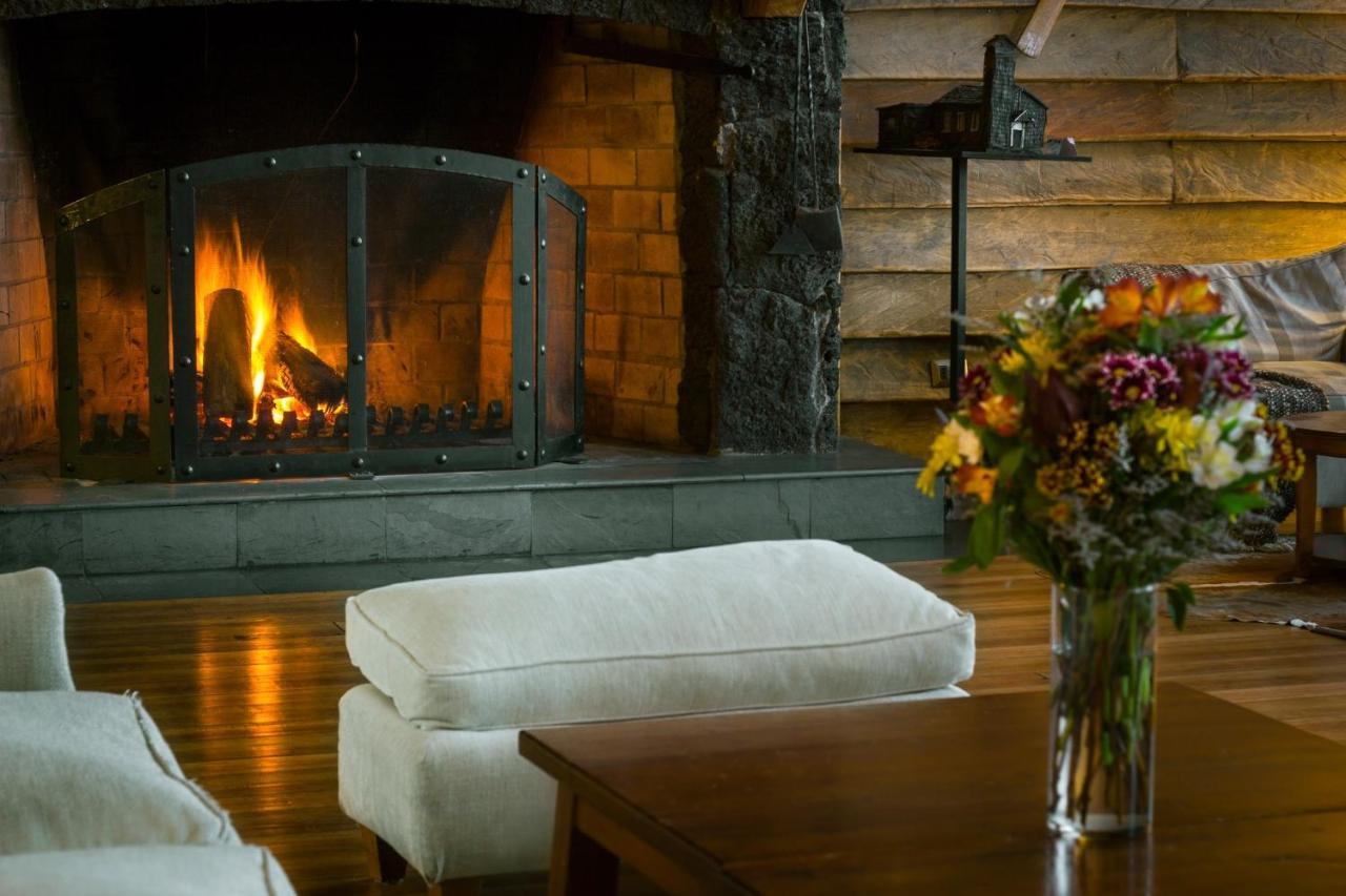 Wyndham Puerto Varas Pettra Exteriör bild The fireplace at the Lodge at Blue Hill