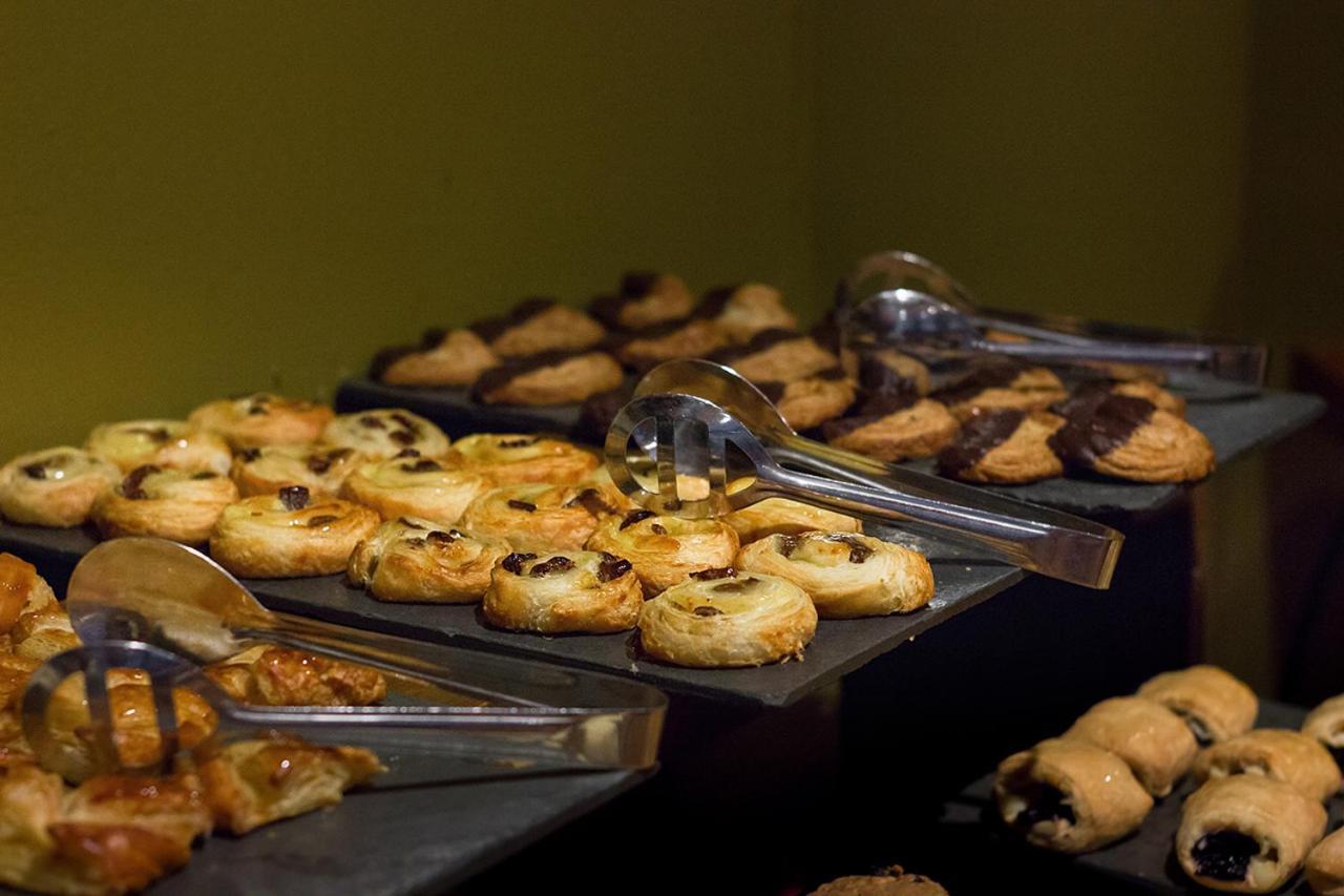 Wyndham Puerto Varas Pettra Exteriör bild A selection of Danish pastries