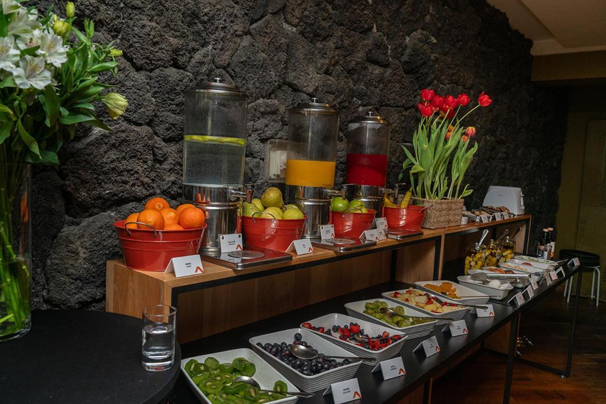 Wyndham Puerto Varas Pettra Exteriör bild A buffet at a hotel