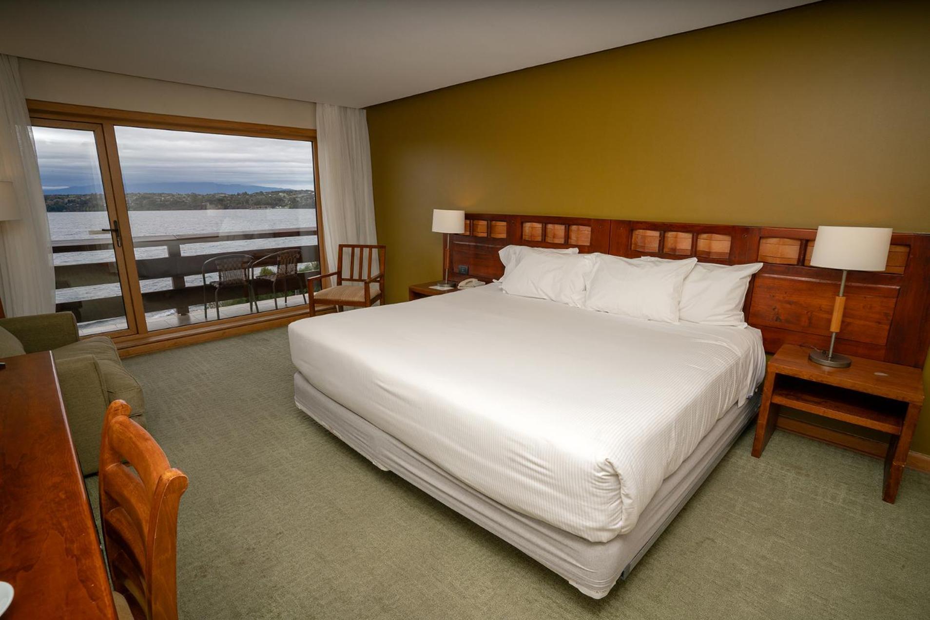 Wyndham Puerto Varas Pettra Exteriör bild A bedroom at the lodge
