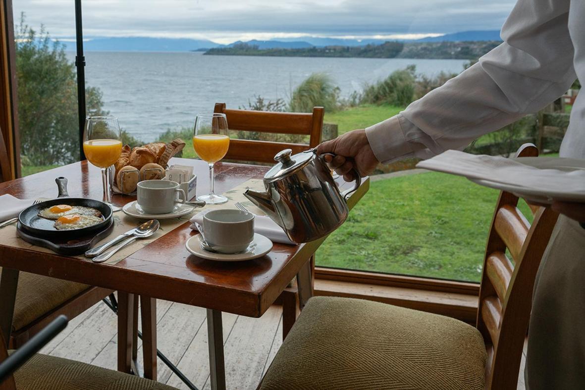 Wyndham Puerto Varas Pettra Exteriör bild A waiter serving tea at a hotel