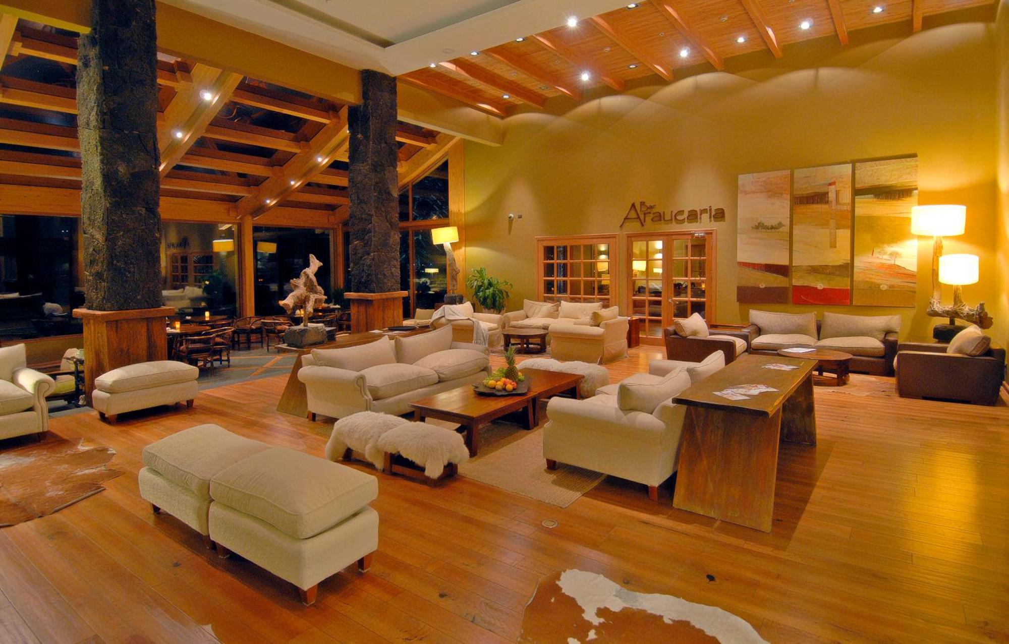 Wyndham Puerto Varas Pettra Exteriör bild The lobby of the hotel