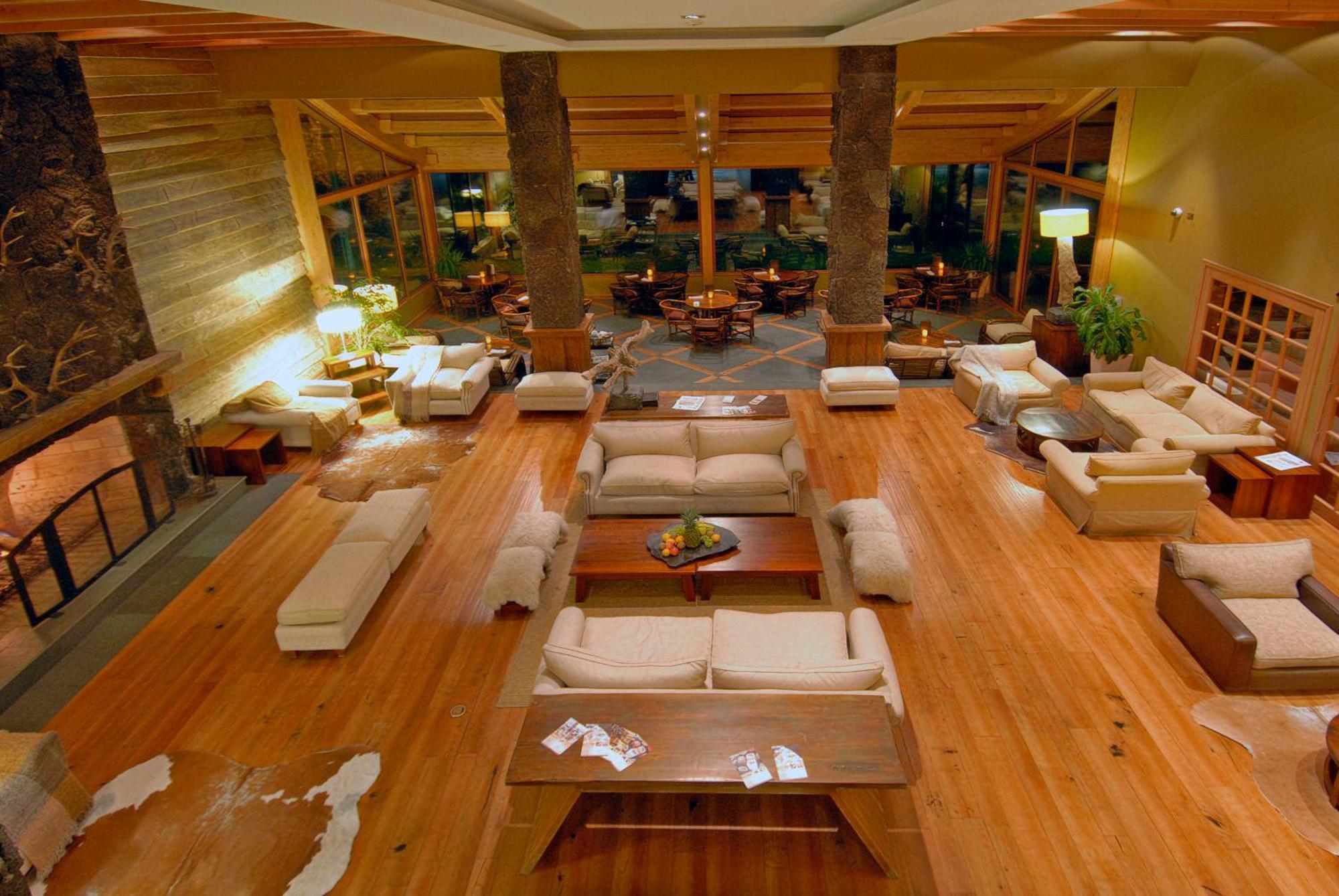 Wyndham Puerto Varas Pettra Exteriör bild The lobby at the Four Seasons Resort
