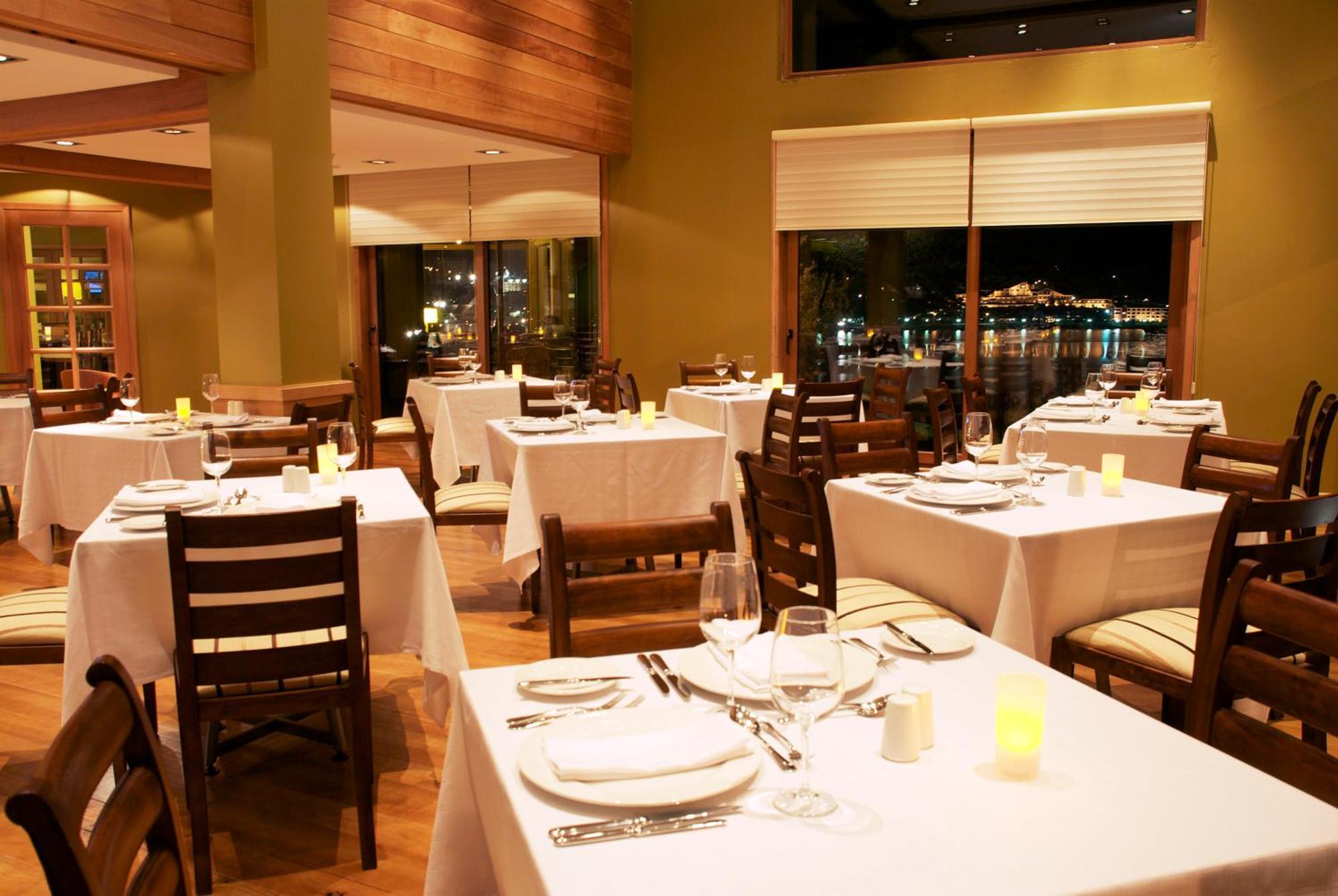 Wyndham Puerto Varas Pettra Exteriör bild Interior of the restaurant