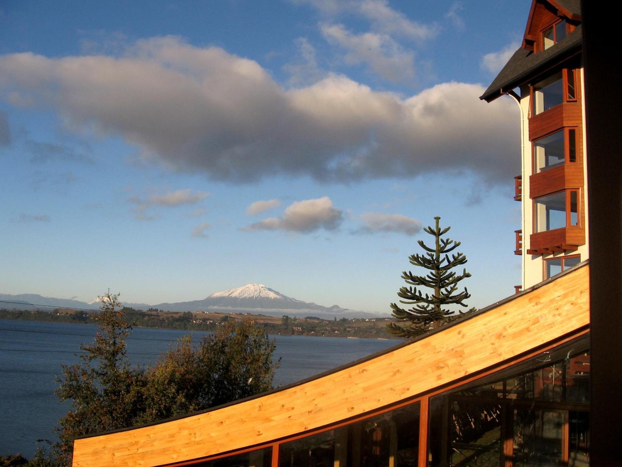 Wyndham Puerto Varas Pettra Exteriör bild View of Mount Rainier from the home of a resident of the community