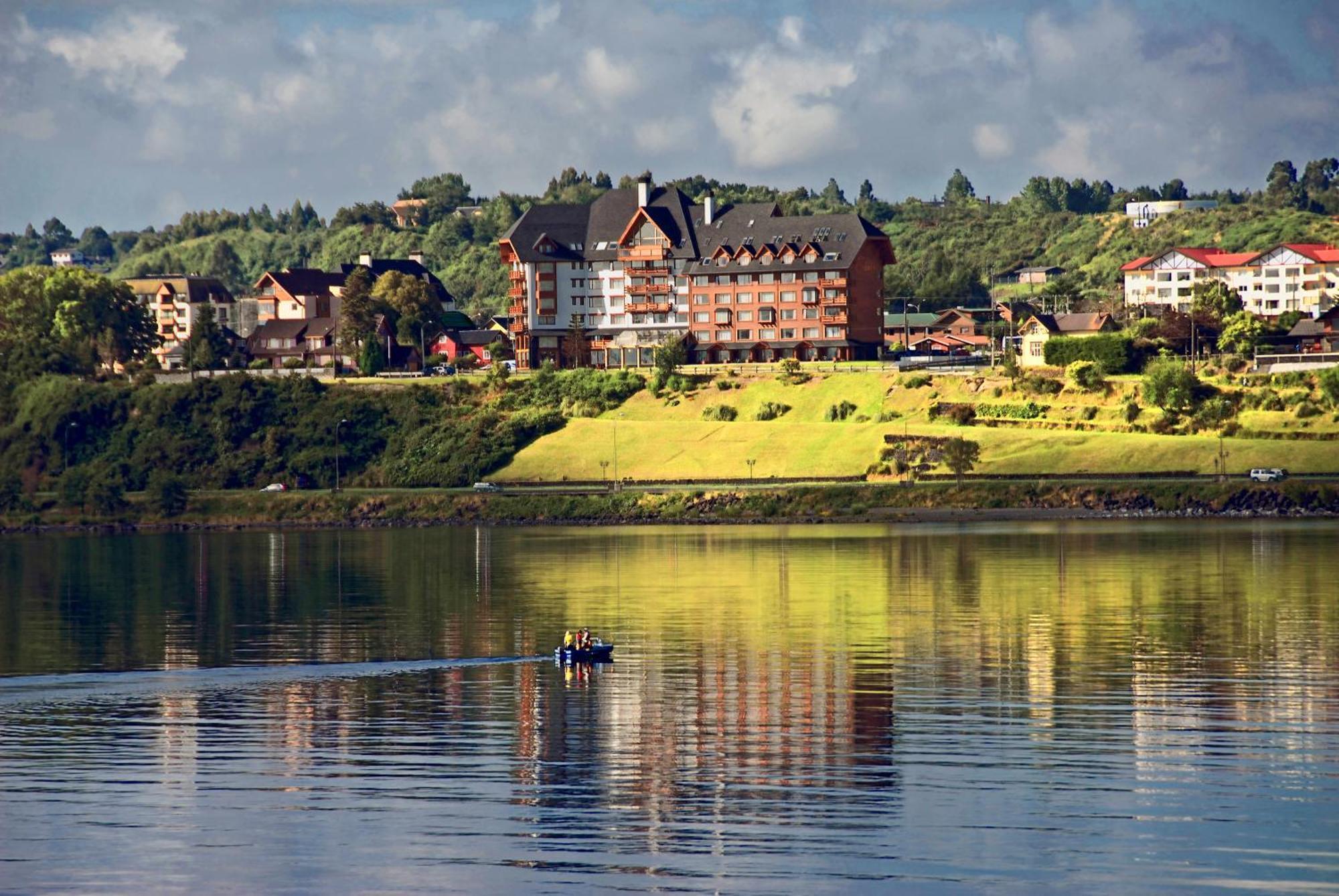 Wyndham Puerto Varas Pettra Exteriör bild View of the village