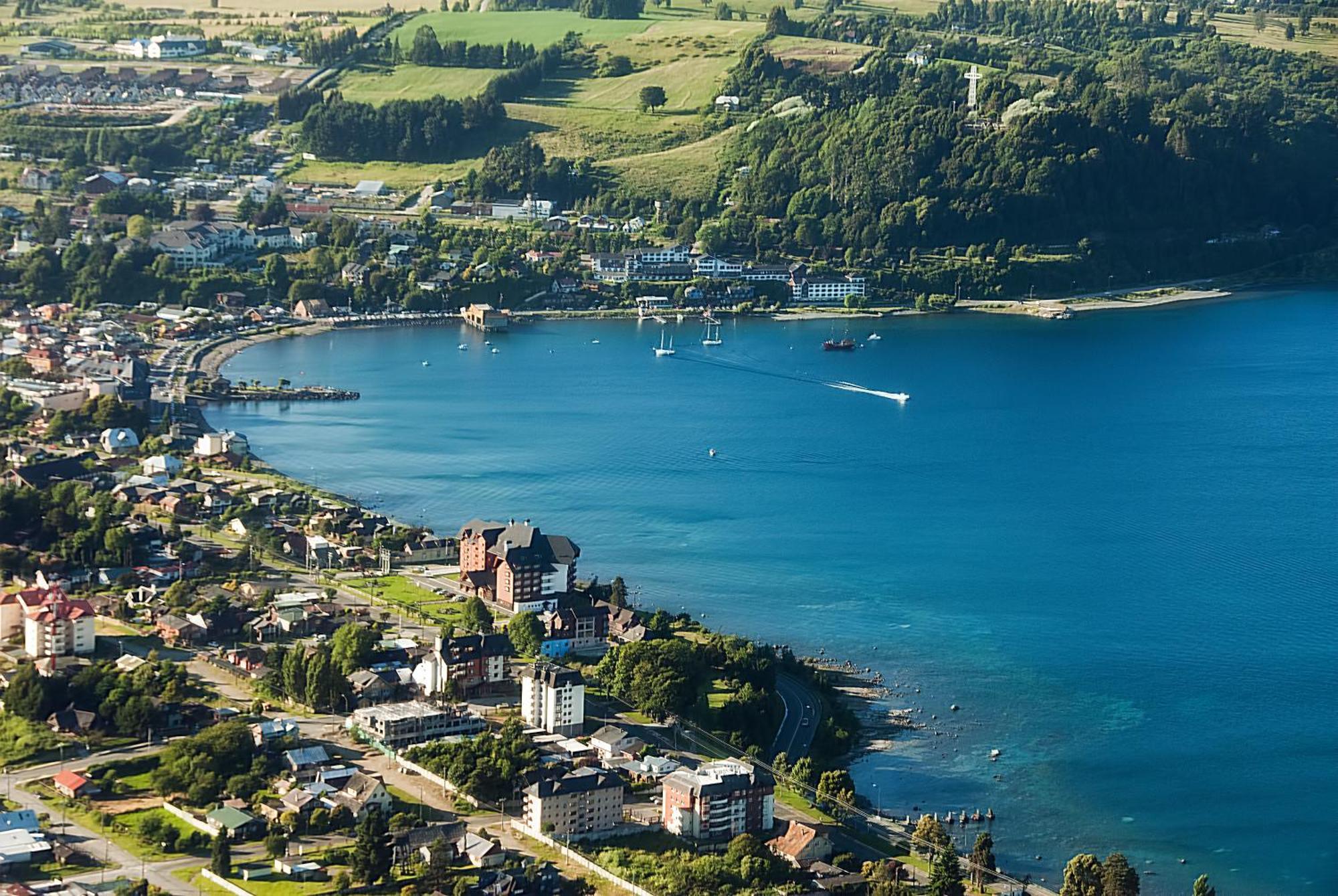 Wyndham Puerto Varas Pettra Exteriör bild Aerial view of the town