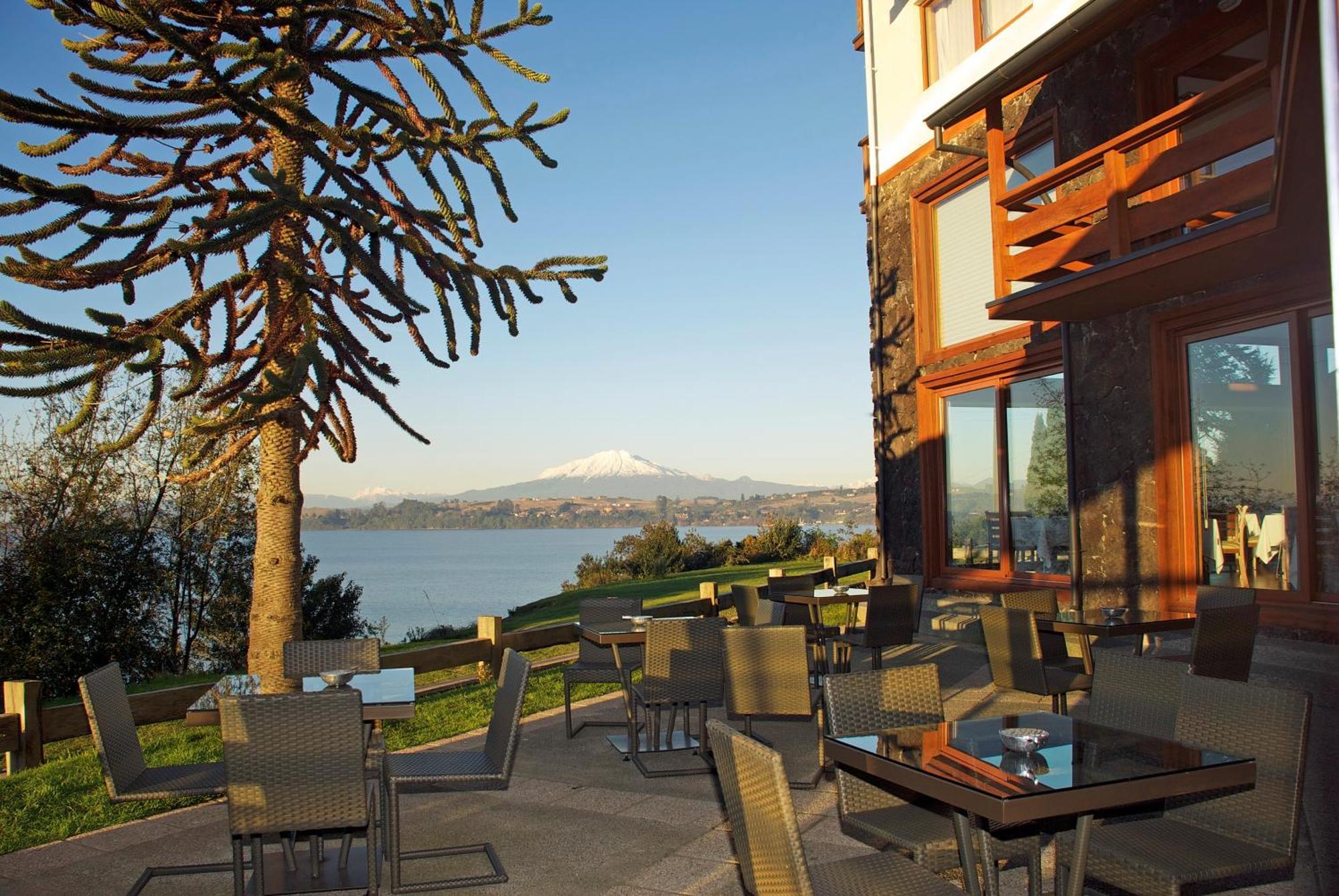 Wyndham Puerto Varas Pettra Exteriör bild View of the hotel