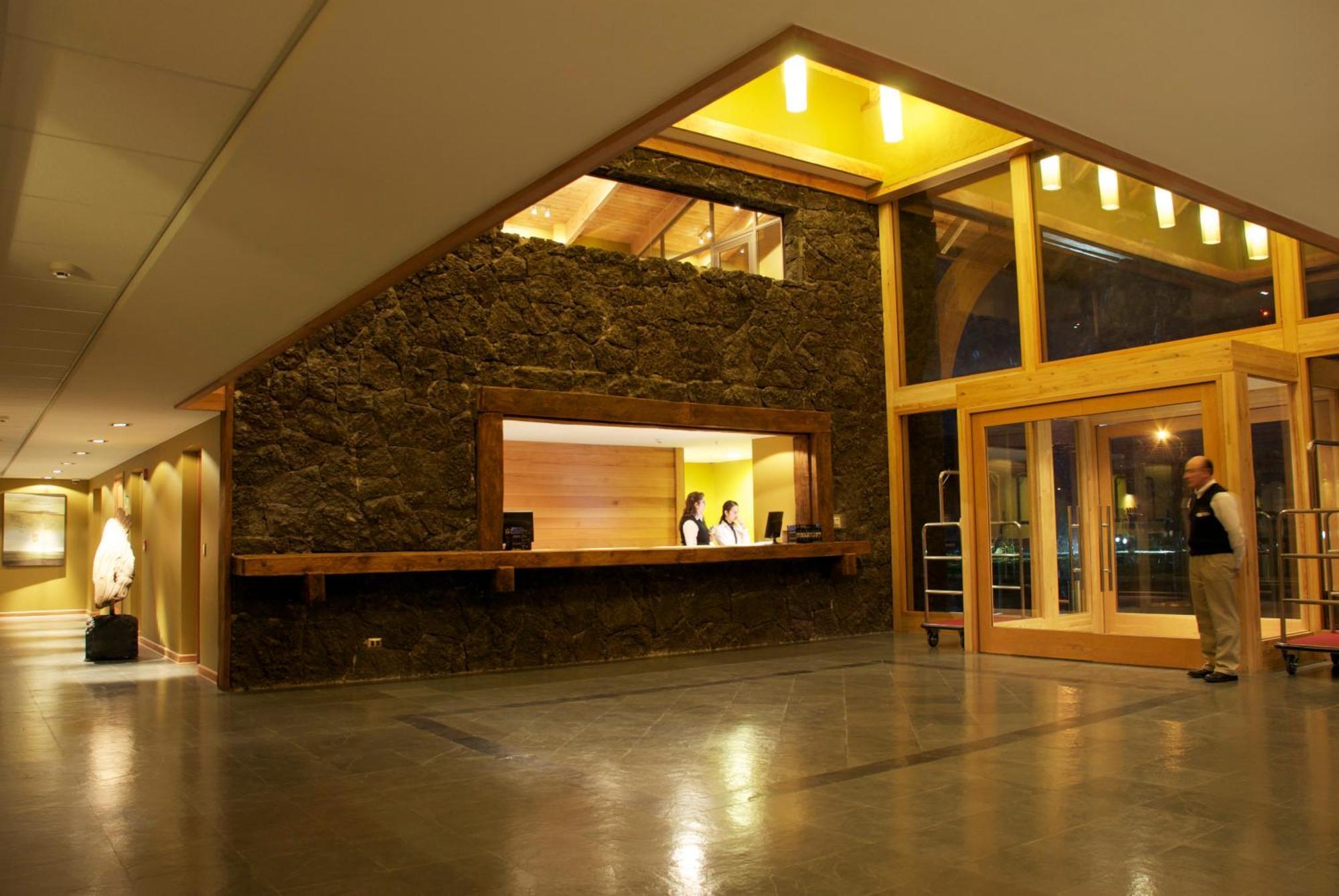 Wyndham Puerto Varas Pettra Exteriör bild The lobby of the hotel