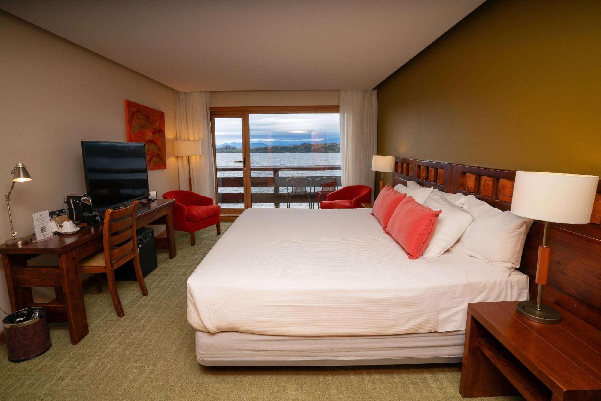 Wyndham Puerto Varas Pettra Exteriör bild A room at the hotel