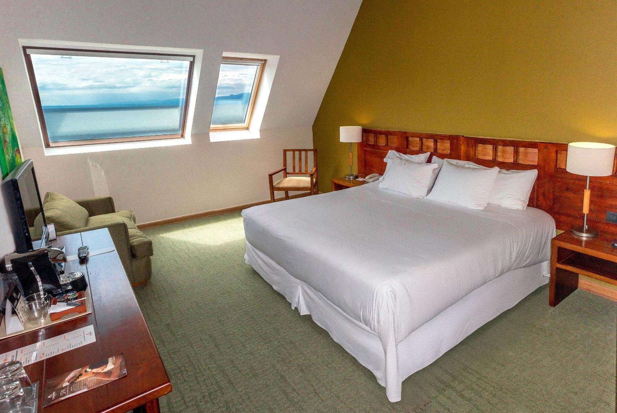 Wyndham Puerto Varas Pettra Exteriör bild A room at the Hotel El Emporio
