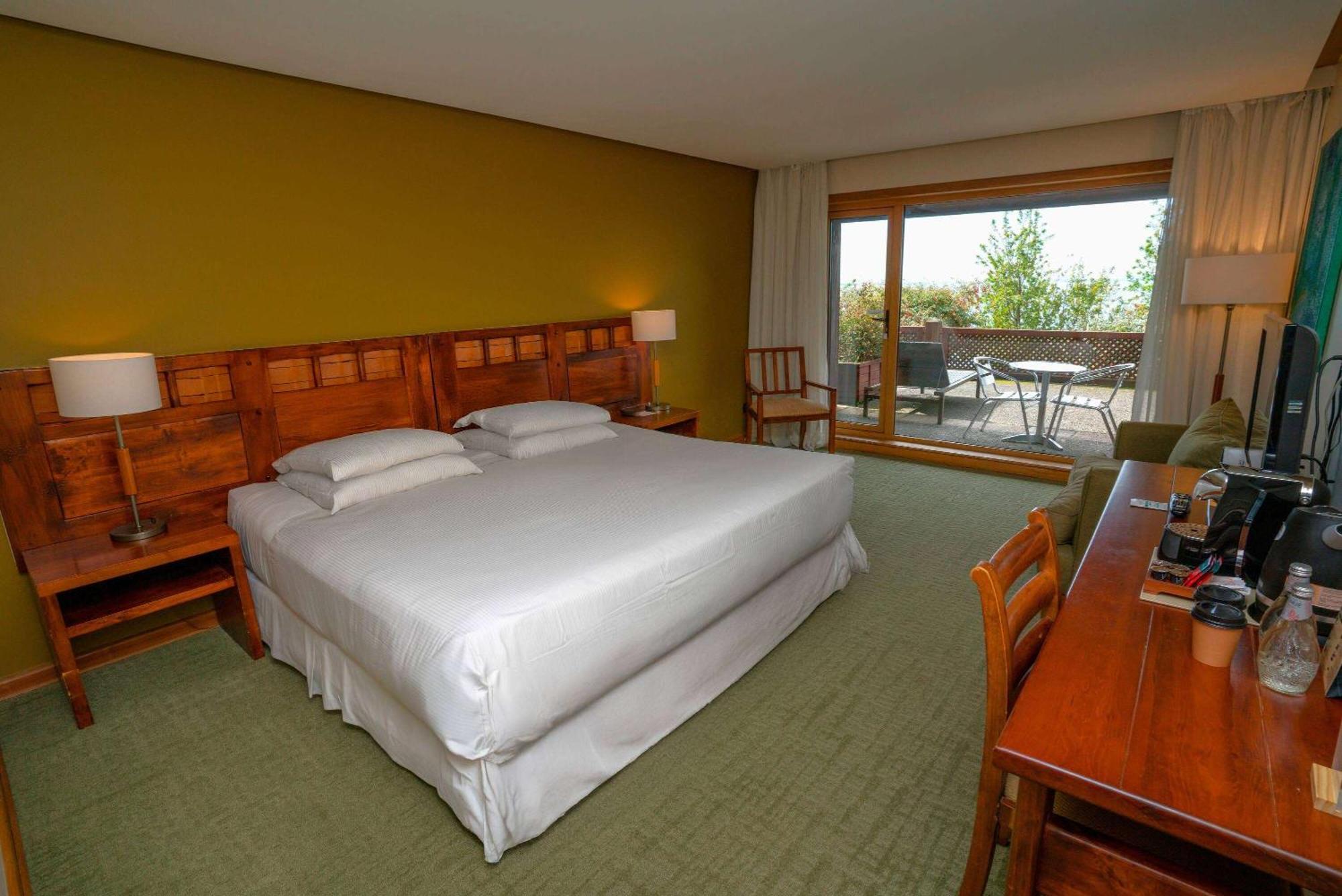 Wyndham Puerto Varas Pettra Exteriör bild A room at the hotel