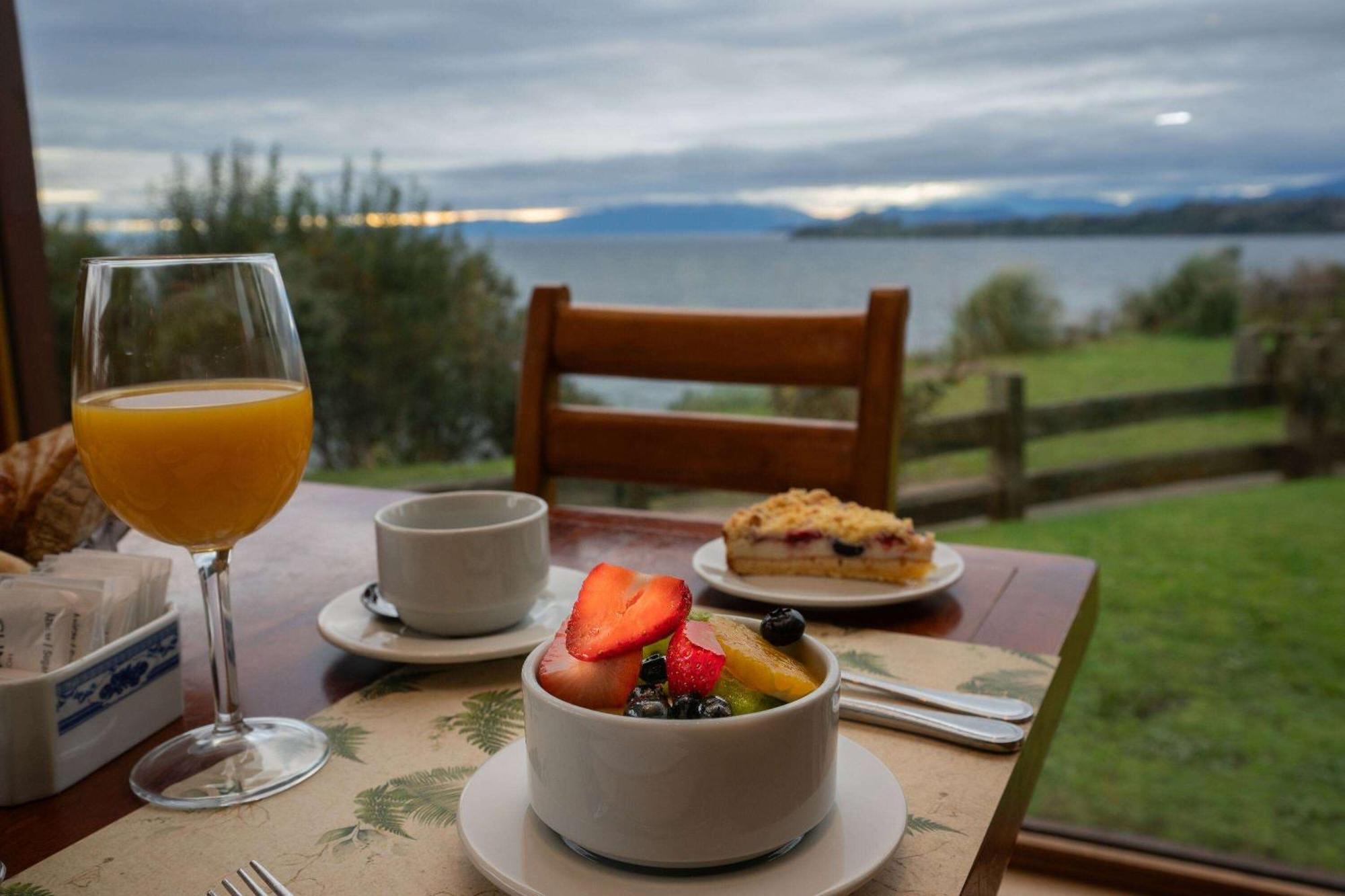 Wyndham Puerto Varas Pettra Exteriör bild Breakfast at the Lake House