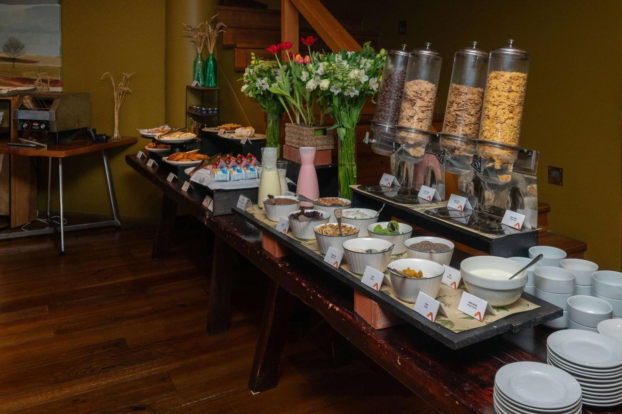 Wyndham Puerto Varas Pettra Exteriör bild A breakfast buffet