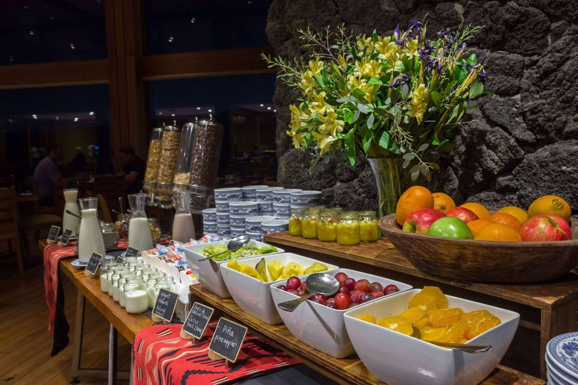 Wyndham Puerto Varas Pettra Exteriör bild A breakfast buffet