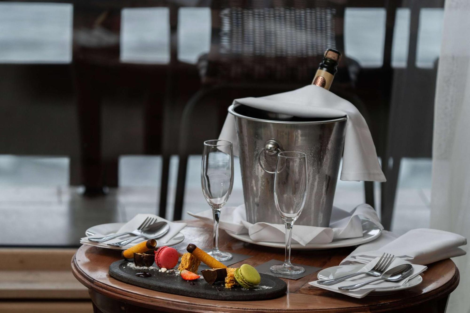 Wyndham Puerto Varas Pettra Exteriör bild Champagne bucket