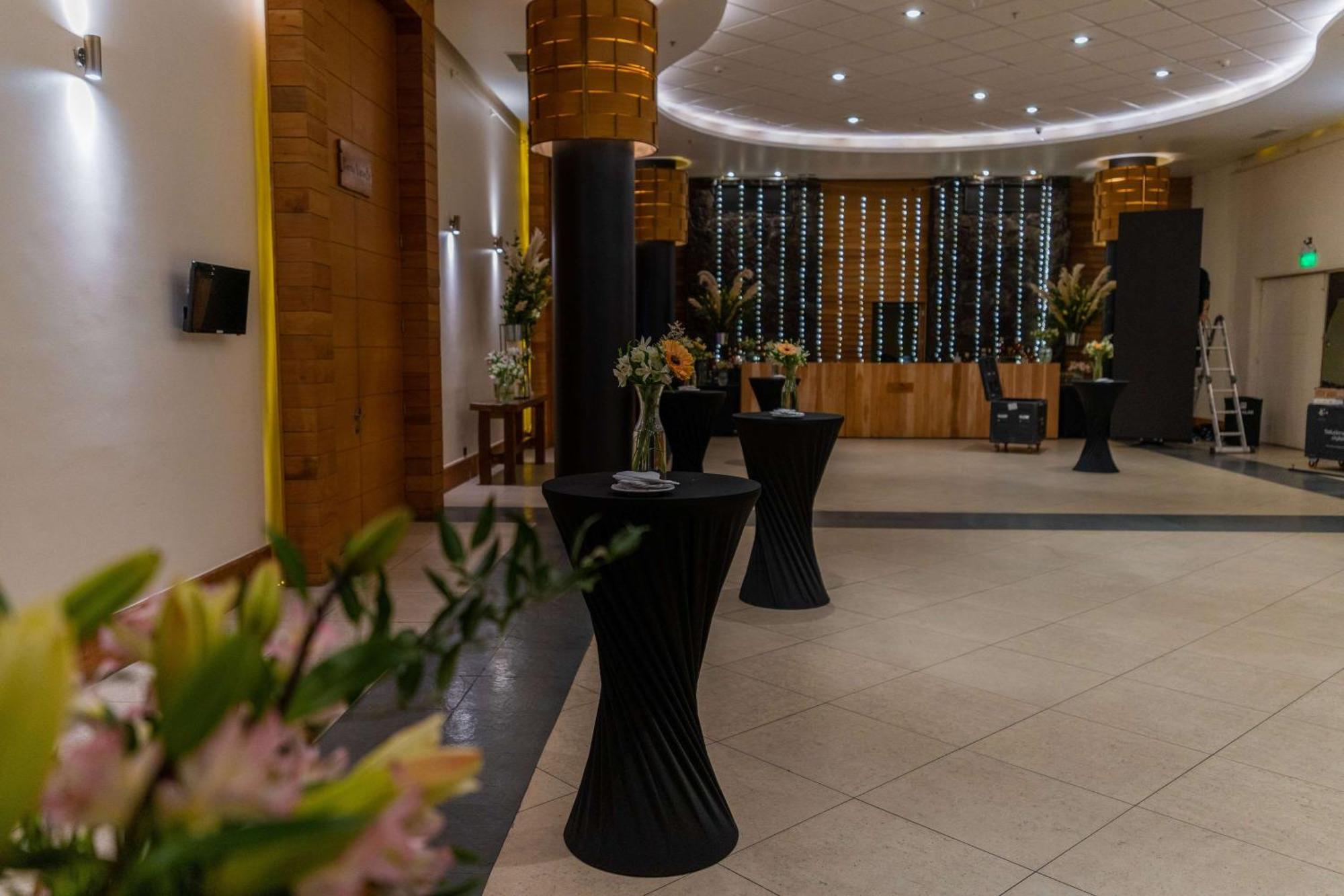 Wyndham Puerto Varas Pettra Exteriör bild The foyer of the main auditorium