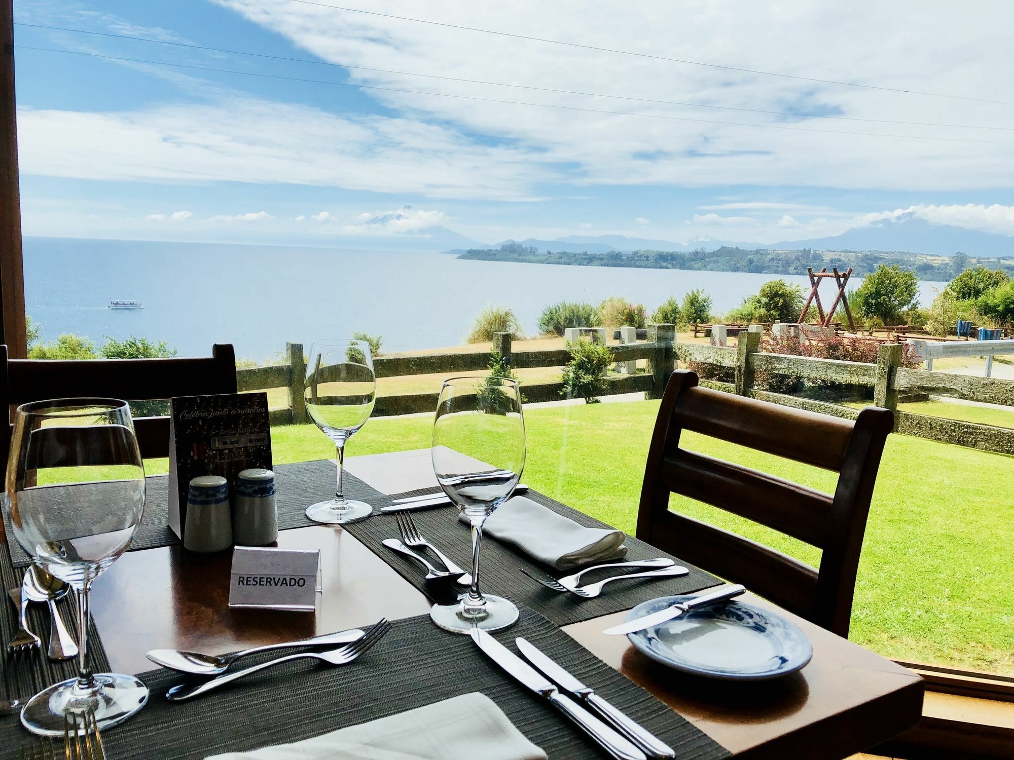 Wyndham Puerto Varas Pettra Exteriör bild Restaurant in the hotel